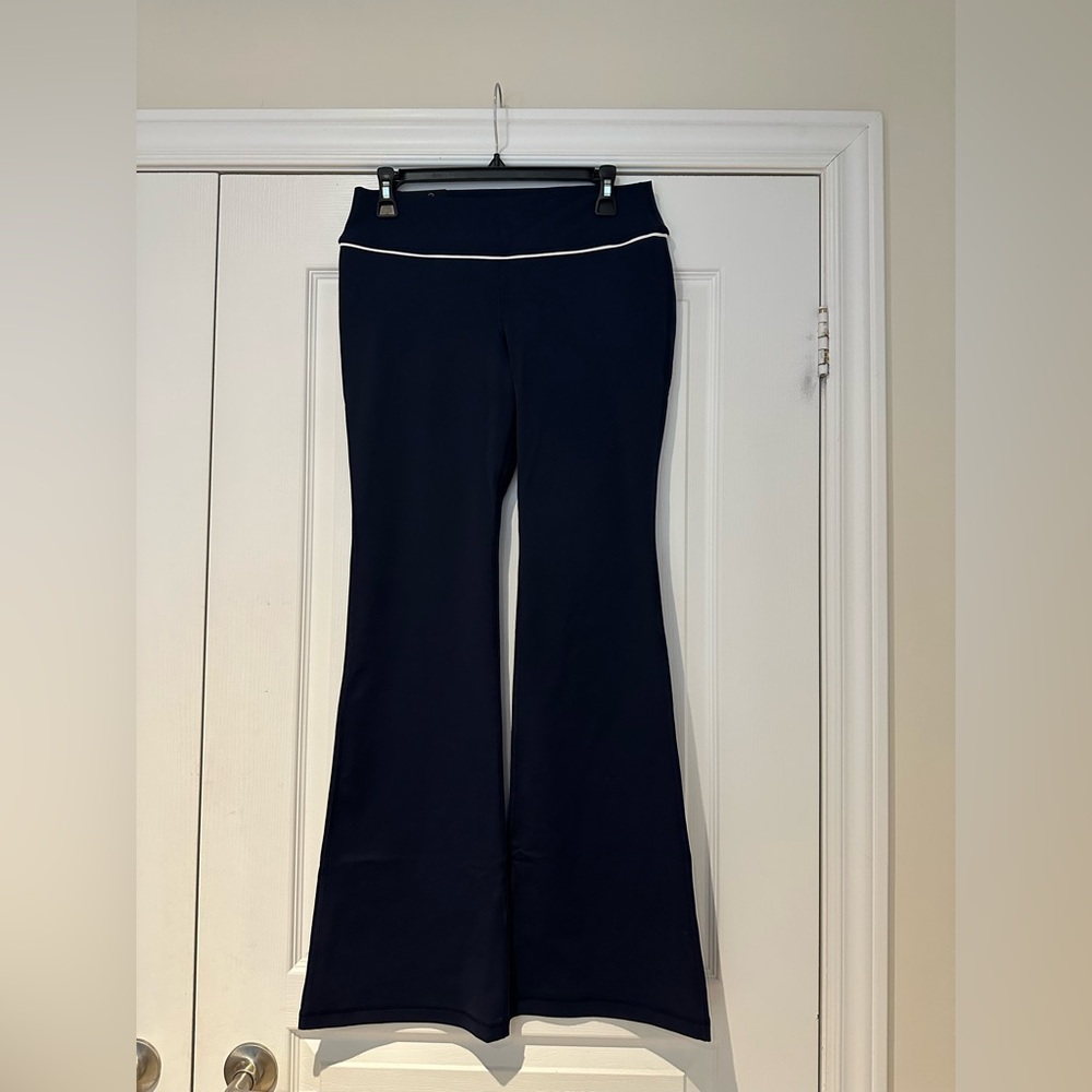 Brand New Aritzia Golden Life Pace Lo-Rise
Flare Pant Size 12 (Admiral/White)